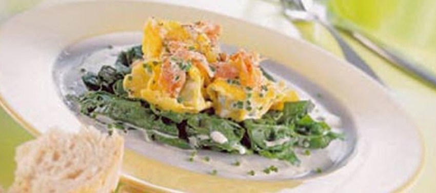 Ravioli med laks og purløgssauce