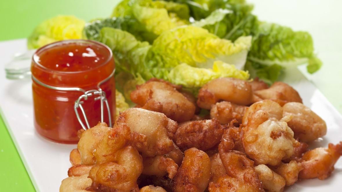 Rejer tempura - indbagte rejer med chilisauce og salat