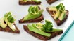 Ristet rugbrød med avocado, citron og persille - thumbnail