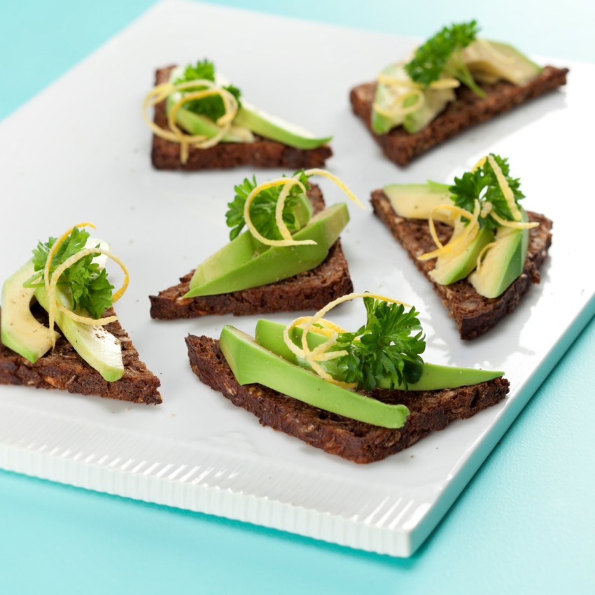 Ristet rugbrød opskrift med avocado og citron - se her