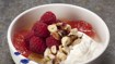 Rosa grape og appelsin med hyld, hindbær, creme og nødder - thumbnail