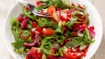 Rucola salat med tomat, rød peber og syltede rødløg - thumbnail