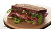 Rugbrødssandwich med lufttørret skinke, tomater og rucola - thumbnail
