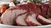 Svinemørbrad i parmaskinke med stegte cherrytomater og gedeost - thumbnail