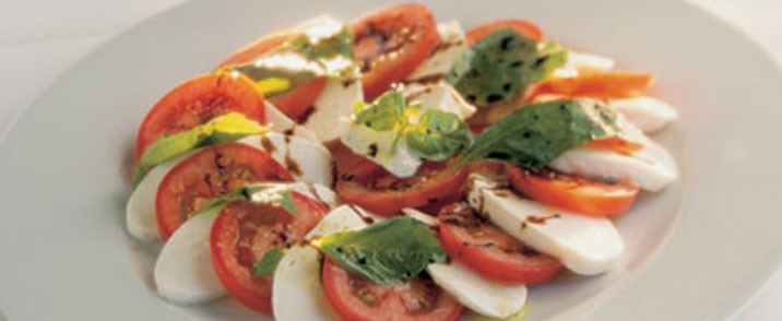 Tomatsalat opskrift med mozzarella og basilikum - se her