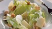 Ceasarsalat med iceberg, rejer, brødcroutons og parmesan - thumbnail