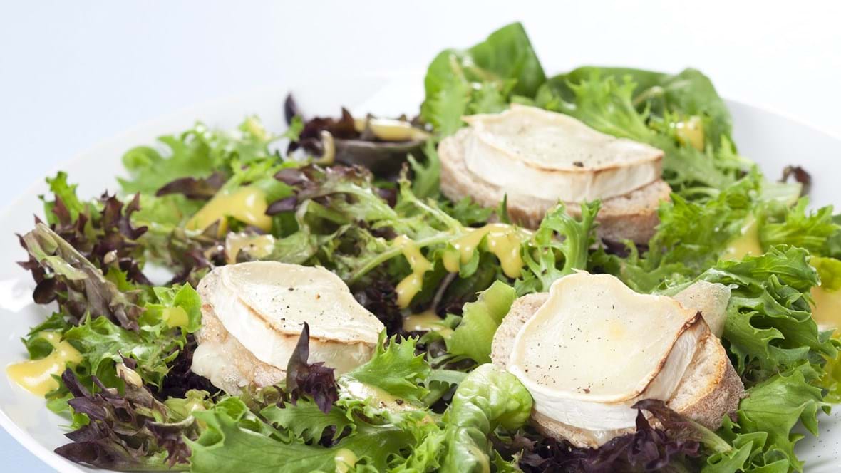 Salat med lune gedeostebrød og dijon vinagrette