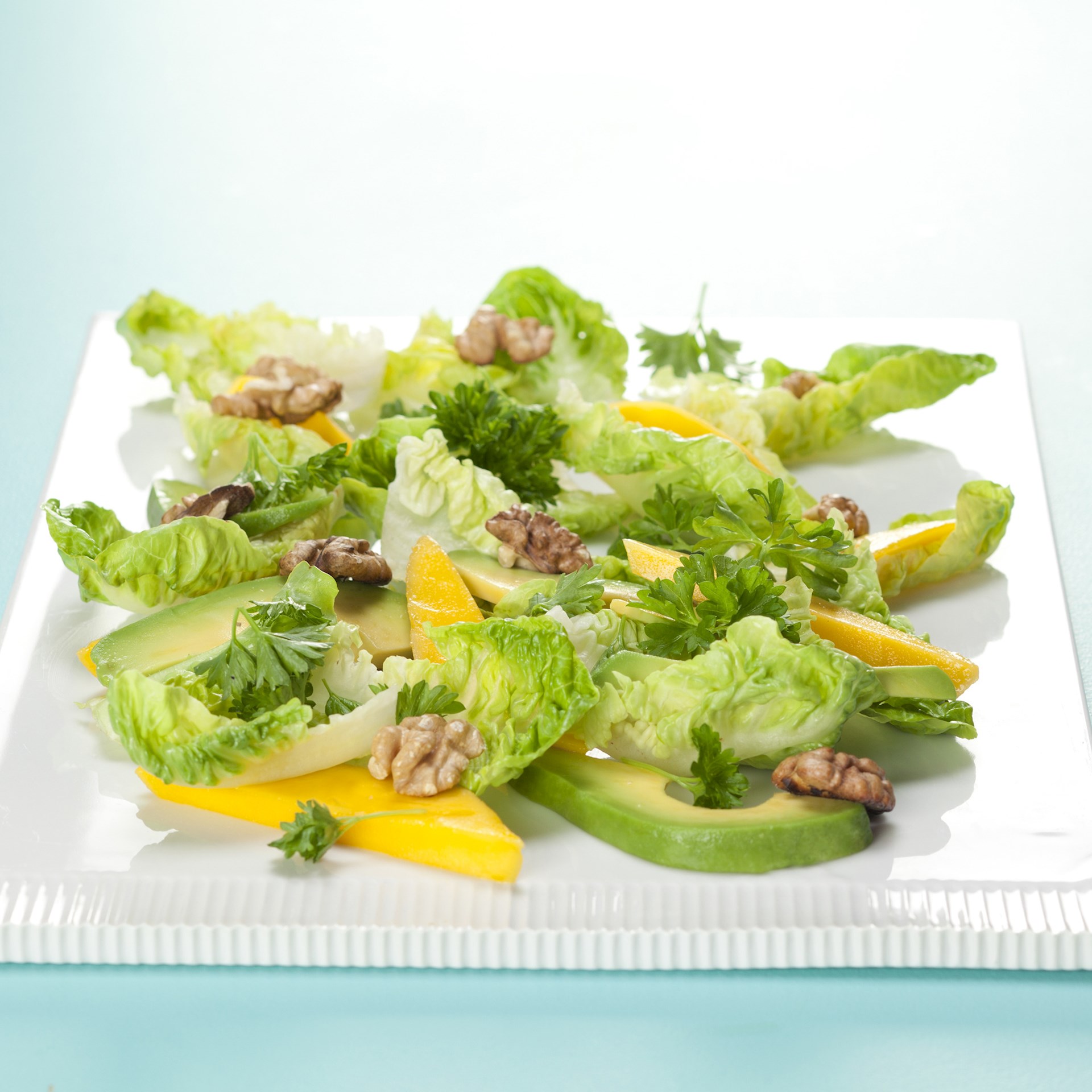 Salat med mango. avocado og valnødder