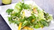 Salat med mozzarella, syltede løg og mangodressing - thumbnail