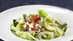 Salat med pocheret æg, bacon og brunet smør - thumbnail