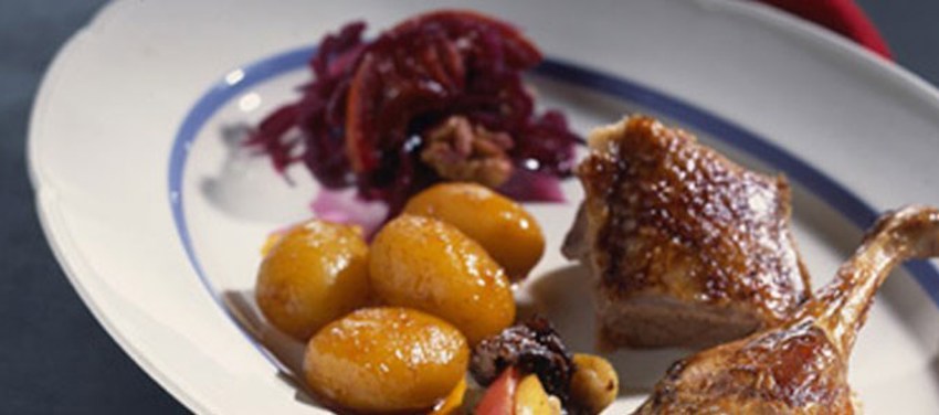Andesteg med appelsinbrunede kartofler og rødkål med valnødder