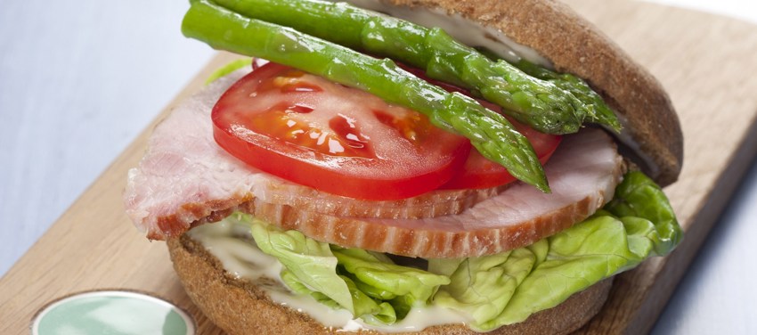 Sandwich med hamburgerryg, tomat og grønne asparges
