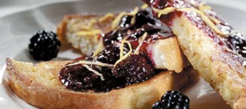 Fransk toast med brombærsirup