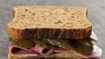 Sandwich med oksebryst, sød sennep og syltede agurker - thumbnail