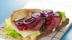 Sandwich med ost, spegepølse, chili, bacon og rødløg - thumbnail