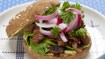 Sandwich med svinenakke og syltede rødløg - thumbnail