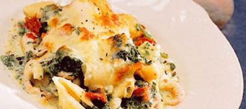 Gratineret pasta med rejer, soltørrede tomater og spinat