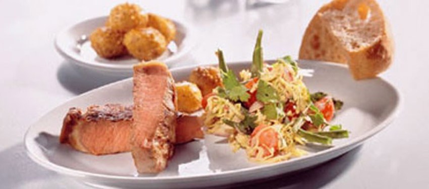 Grillede kalvekoteletter med thai coleslaw og sesamristede kartofler