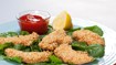 Sesam kylling på spinat med citron og sød chilisauce - thumbnail