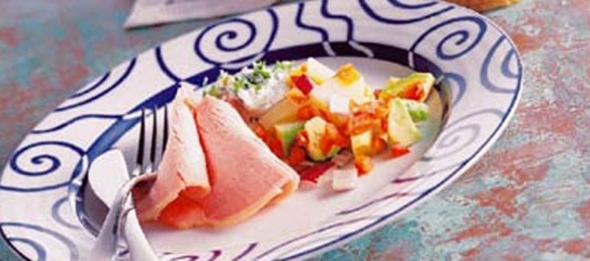 Hamburgerryg med lun avocado-kartoffelsalat og pikant sauce