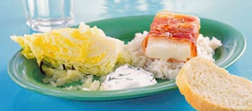 Hellefisk bagt i serranoskinke til citrondampet spidskål