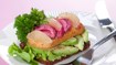 Smørrebrød med torskerogn, avocado, citronfileter og rødløg - thumbnail