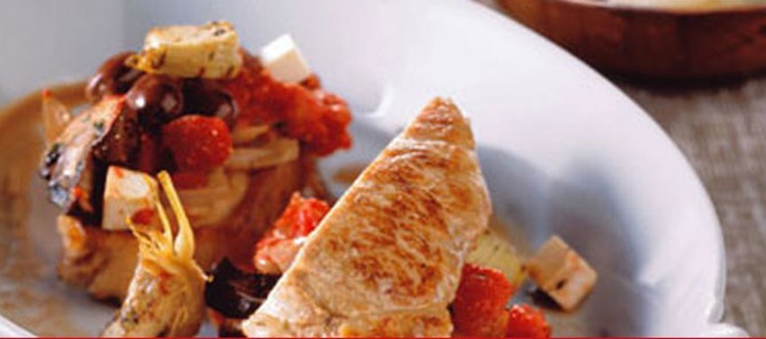 Bagte koteletter provencale og pasta vendt med mascarpone og basilikum