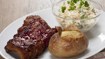 Spareribs med coleslaw og bagt kartoffel - thumbnail