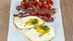 Spejlæg, bacon og bagte tomater - thumbnail