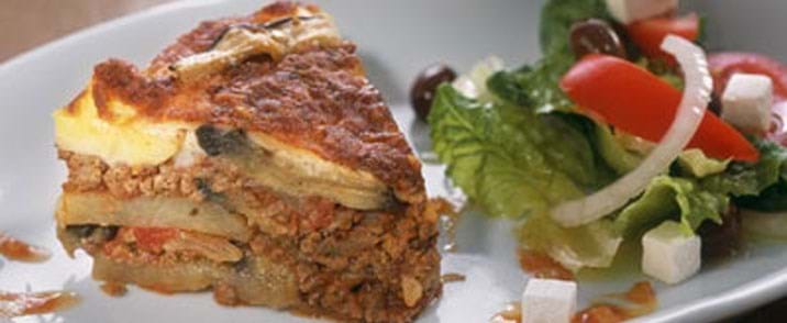 Skubbe katolsk Misbrug Moussaka opskrift med feta og græsk salat - se her