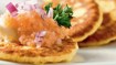 Blinis med stenbiderrogn, rødløg og cremefraiche - thumbnail