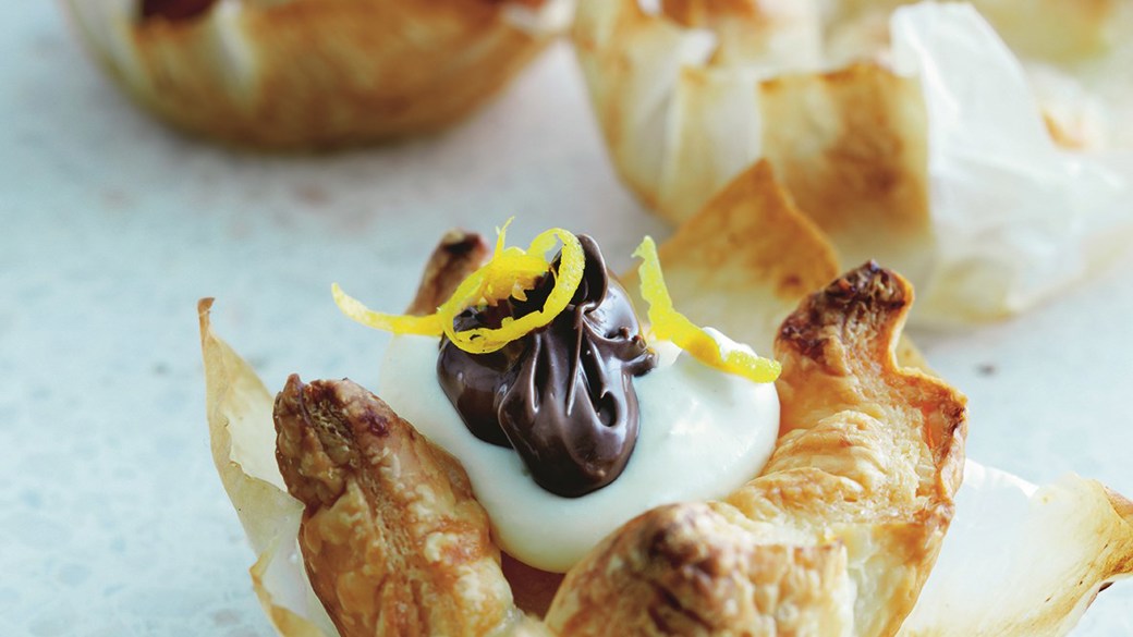 Små butterdejstærter med flødeskum og Nutella