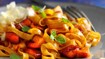 Paprikakrydret pasta med æble og løg - thumbnail