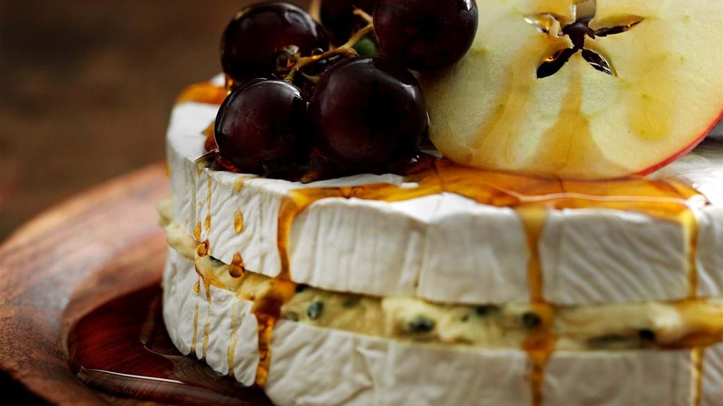 Brie og blåskimmelost med frugt og ahornsirup