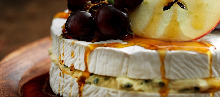 Brie og blåskimmelost med frugt og ahornsirup