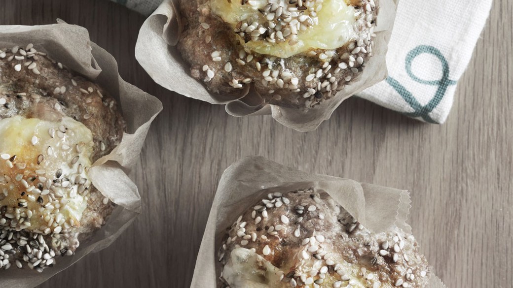 Boller af vårhvede med brieost