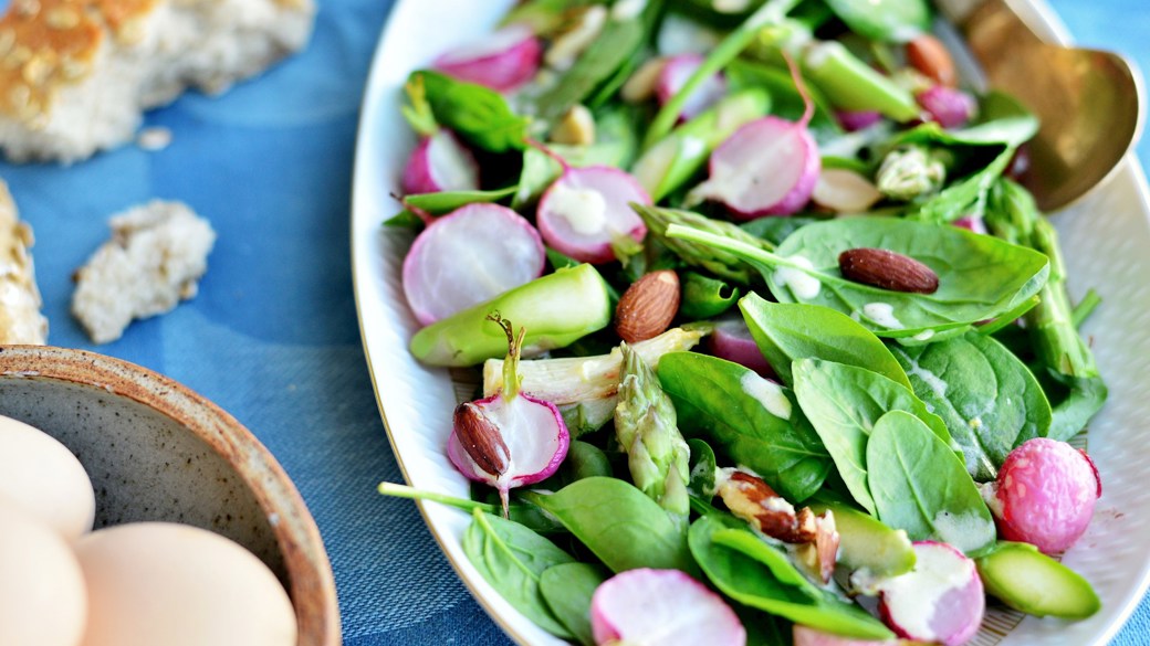 Aspargessalat med citrondressing og bagte radiser