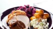 Svinekam med rødkål, brune kartofler og waldorfsalat - thumbnail