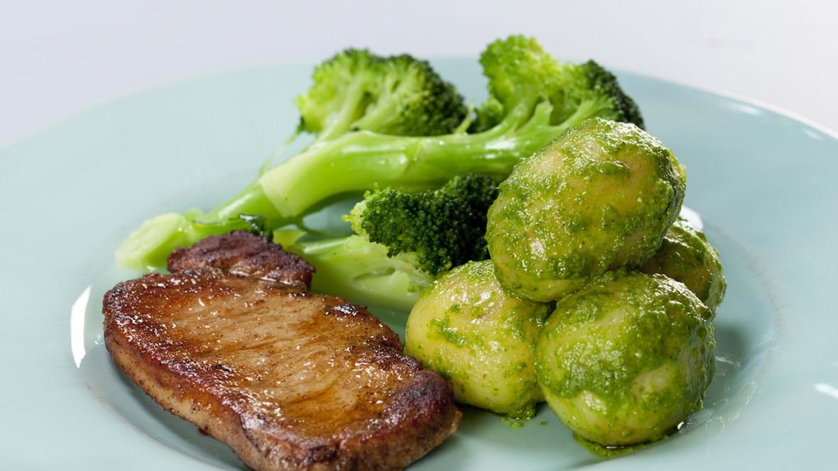 Svinekotelet med broccoli og pestomarinerede kartofler