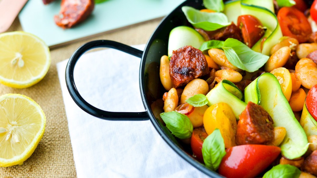 Lun bønnesalat med krydret pølse og frisk tomat