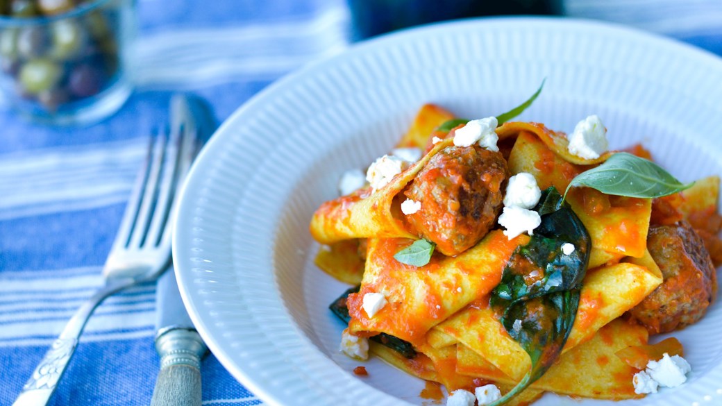 Minikødboller med bred pasta og peberfrugtsauce