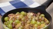 Svinekoteletter med løgsauce, druer og broccoli - thumbnail