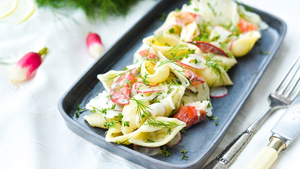 Kold pasta med kærnemælksdressing, skaldyr og urter