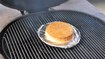 Røget brie med kiks og syltetøj - dessert på grillen - thumbnail