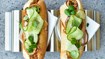Pulled pork-hotdogs med hjemmestegte løg og syltede agurkestrimler - thumbnail