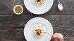Vaniljeis med mørk chokolade og letsaltet æblekaramelsauce til 10 personer - thumbnail