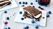 Rugbrødstoast med brie og blåbær - thumbnail