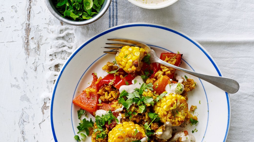 Grøntsagspaella med sesamyoghurt