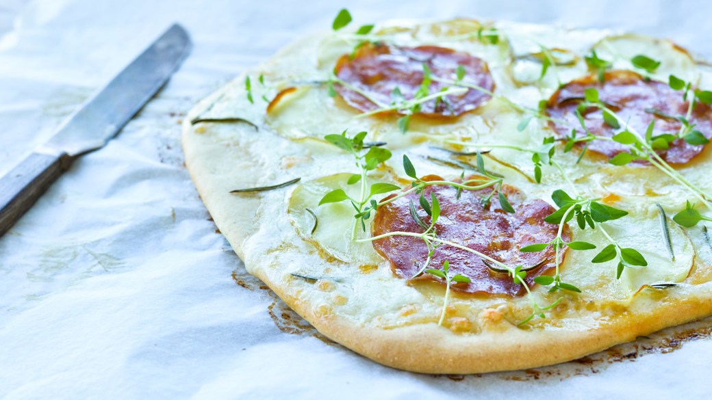 Eksprespizza med kartofler, rosmarin og chorizo