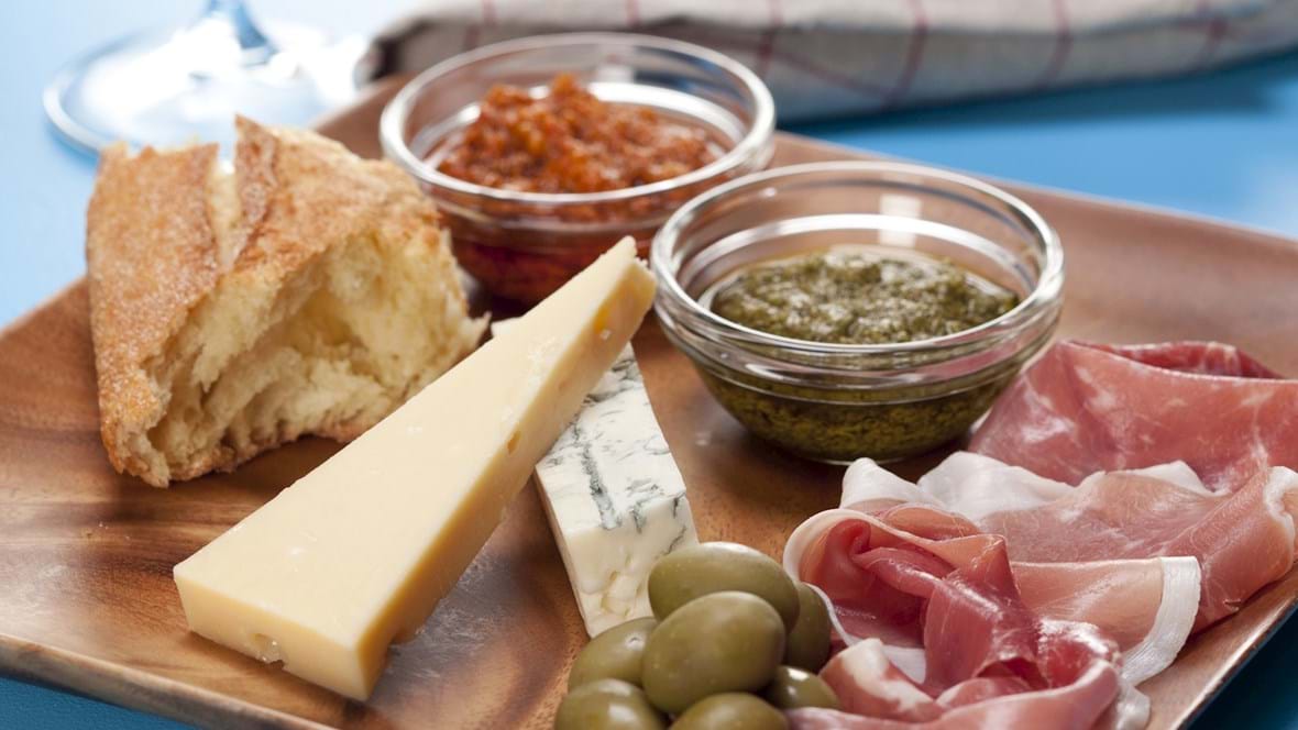 Tapas med skinke, ost, oliven og pesto